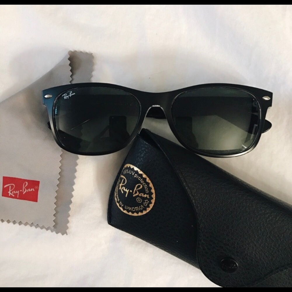 Ray Bans New Wayfarer Sunglasses in black